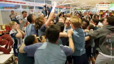 Magischer Moment: Arsenal-Stars feiern Titel-Party Magischer Moment: Arsenal-Stars feiern Titel-Party