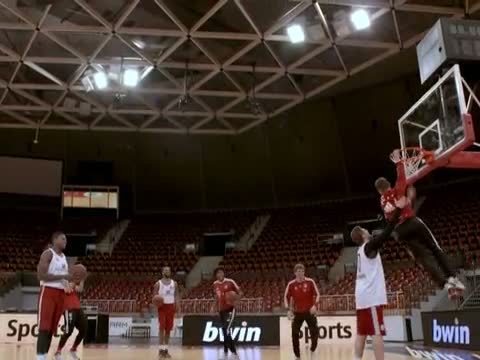 Bayern-Stars zaubern am Basketball-Korb