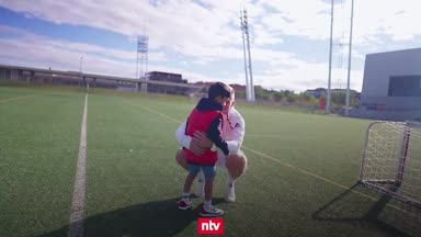 Wie süß! Toni Kroos gibt Fünfjährigem ein Spezialtraining