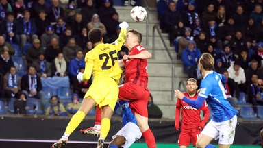 Harter Treffer! Genk-Keeper boxt Ginter um