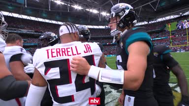 Boxchamp Athnony Joshua steht auf NFL-Football